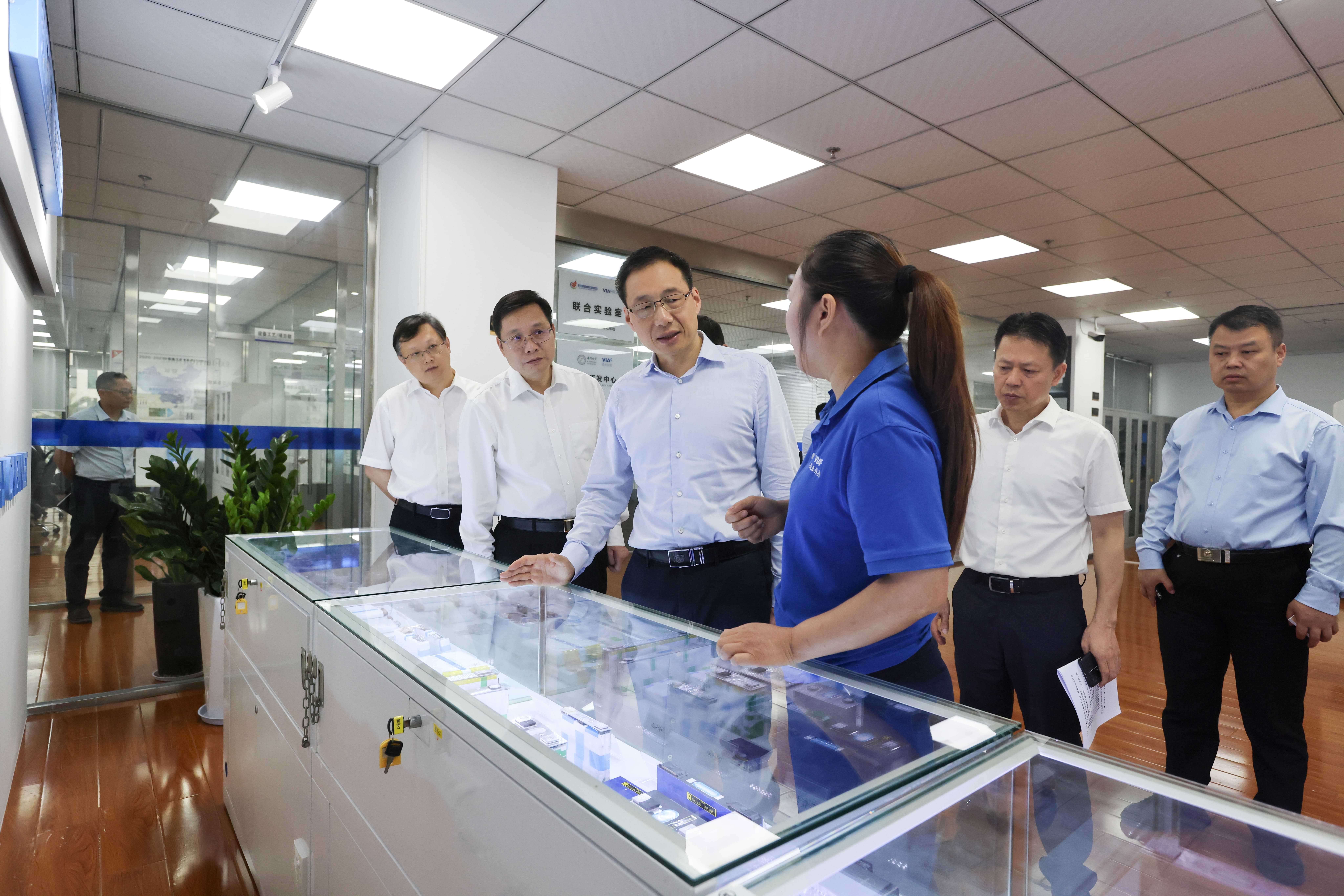 市领导听取汇报.jpg